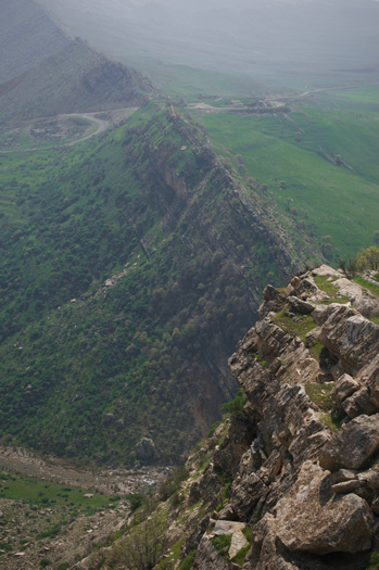 A knifelike arête crosses a green plain.